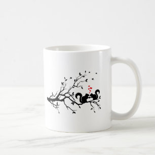 Caneca De Café Squrrels com corações vermelhos no ramo de árvo