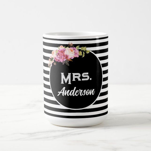 Caneca De Café Sra. Surname Sobrenome Black White Stripes Flowers (Centro)