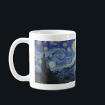 Caneca De Café Starry Night por Van Gogh<br><div class="desc">A Noite Estrelada,  de Vincent van Gogh,  pintada em 1889 durante sua estada no Santo Remy,  retrata um céu noturno girando sobre uma vila tranquila,  refletindo sua intensidade emocional e artística.</div>