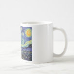 Caneca De Café Starry Night por van Gogh<br><div class="desc">Van Gogh era obcecado pelo simbolismo de objetos luminosos e de cor. A lâmpada era um símbolo de calma e segurança. A estrela simbolizou a fé, e a luz gasosa, as realidades humanas. O azul ultramarino profundo era infinito, enquanto o vermelho e o verde expressavam "essas coisas terríveis, as paixões...</div>