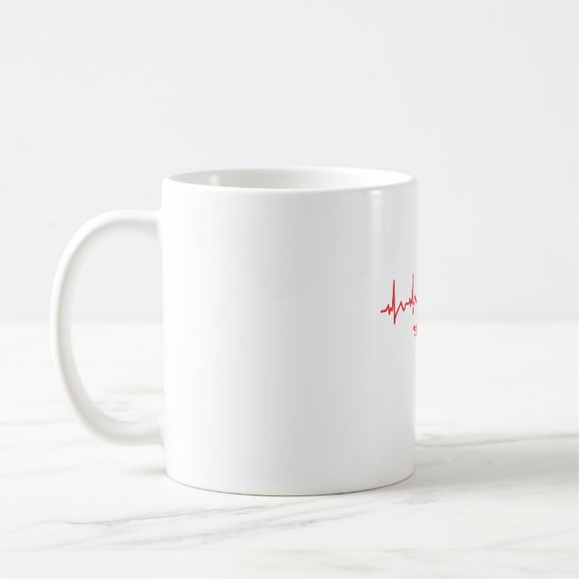 Caneca De Café Still Alive – Minimal Heartbeat Dark Humor Design (Esquerda)