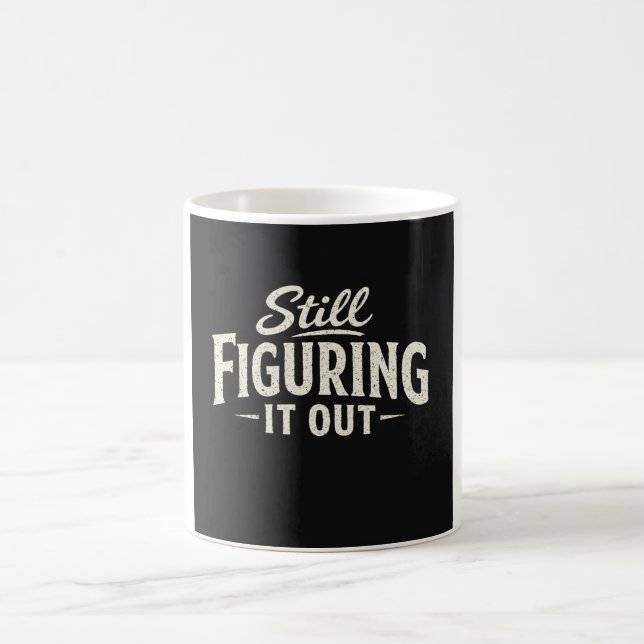 Caneca De Café Still Figuring It Out  (Centro)