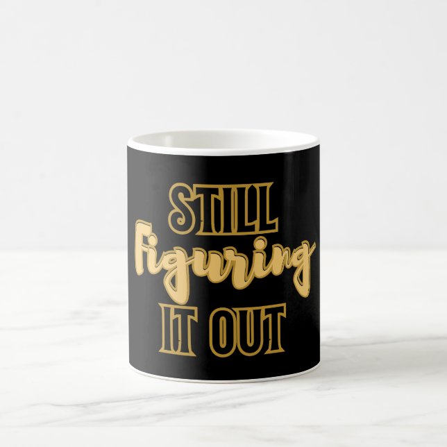 Caneca De Café Still Figuring It Out – Funny Motivational (Centro)