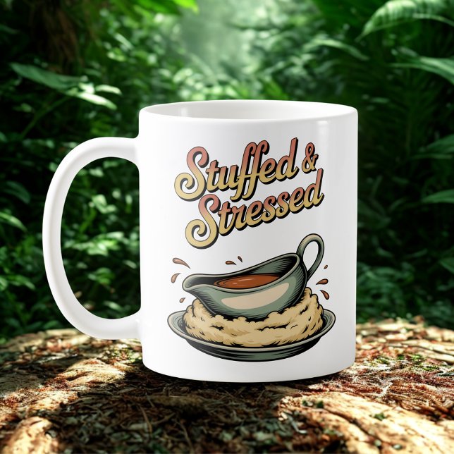 Caneca De Café Stuffed & Stressed | Holiday Meal Chaos Humor (Criador carregado)