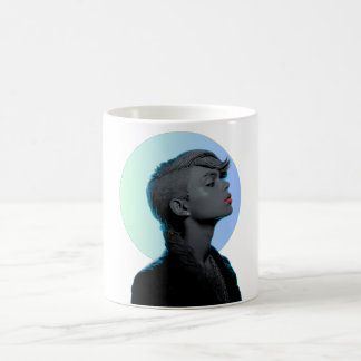 Caneca De Café Stylish Woman in Monochromatic Portrait
