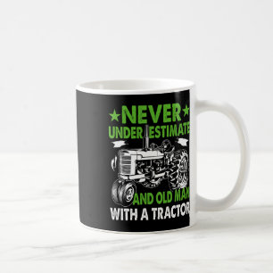 Caneca De Café Subestimar um velho com um trator 