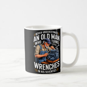 Caneca De Café Subestimar um velho homem que aperta parafusos 