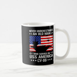 Caneca De Café Subestimar um velho homem serviu na uss américa