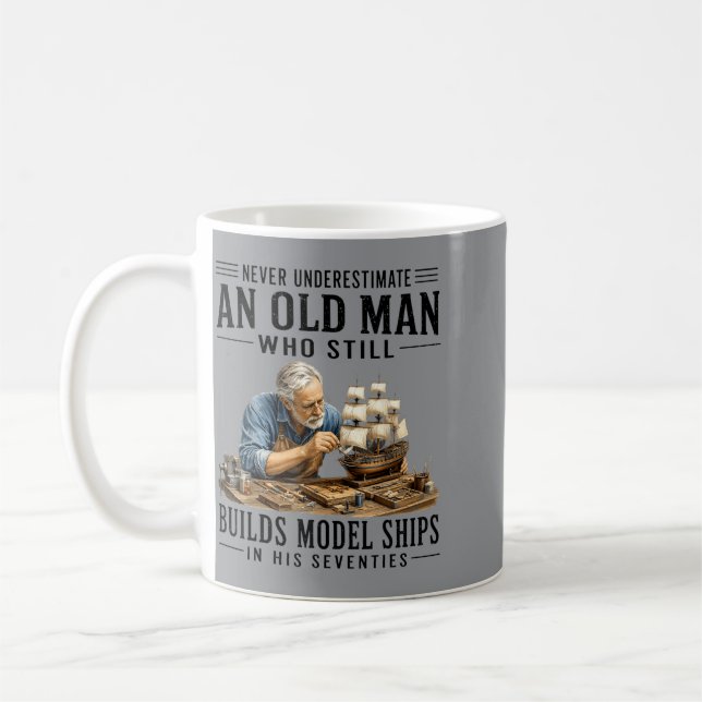 Caneca De Café Subestimar um velho que constrói modelos de navios (Esquerda)