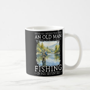 Caneca De Café Subestimar um velho que vai pescar