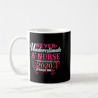 Caneca De Café Subestimar uma enfermeira que sobreviveu a 2020 é