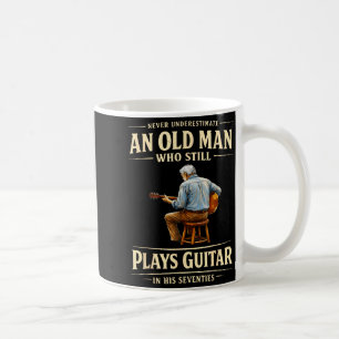 Caneca De Café Subestime um velho que toca violão aos setenta ano