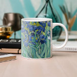 Caneca De Café Subidas | Vincent Van Gogh<br><div class="desc">Irrises (1889) do artista poste-impressionista holandês Vincent Van Gogh. A pintura paisagística original é um óleo na canvas mostrando um jardim de flores floridas da íris. Use as ferramentas de design para adicionar texto personalizado ou personalizar a imagem.</div>