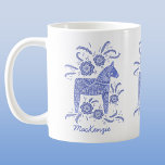 Caneca De Café sueco Dala Horse Blue Personalizado<br><div class="desc">Um tradicional design de Dala Horse sueco em azul-indigo e branco. Ideal para aqueles que amam cavalos,  pôneis e todas as coisas escandinavas. Altere o nome para personalizar. Arte original de Nic Squirrell.</div>