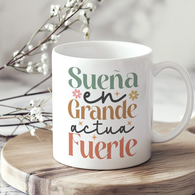 Caneca De Café "Sueña en Grande Actúa Fuerte" Boho Inspirational ("Sueña en Grande Actúa Fuerte" Boho Inspirational Coffee Mug on a sunny neutral boho kitchen table.)