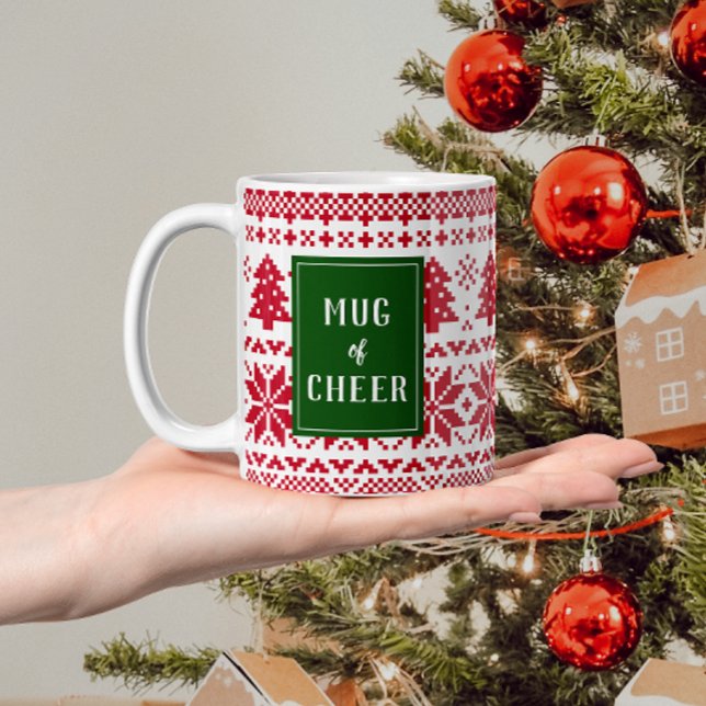 Caneca De Café Suéter de Knit Verde e Vermelho Mug de Natal (Christmas mug that reads "mug of cheer" with text on a green rectangle over a red and white pattern)