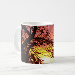 Caneca De Café Sunset Colorido Através De Árvores Negras
