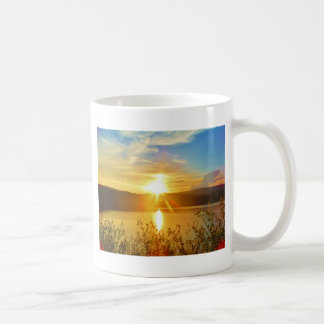 Caneca De Café Sunset no lago de montanha