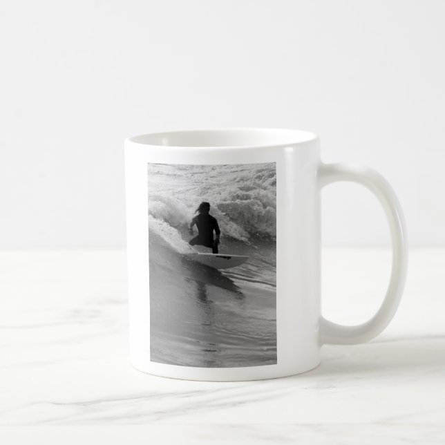 Caneca De Café Surfar Na Escala De Cinza Das Ondas (Direita)