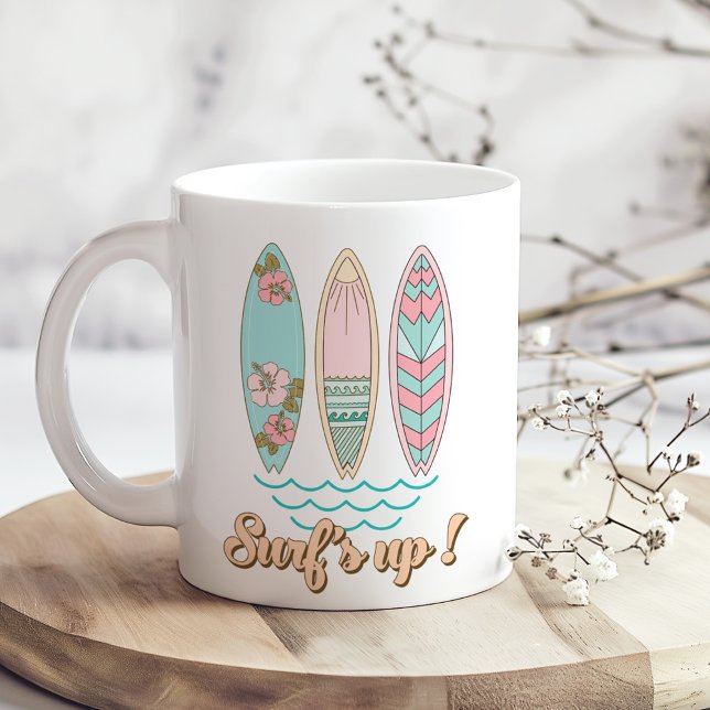 Caneca De Café Surfboards de Pastel Retro (Retro Pastel Surfboards Coffee Mug on a sunny boho wooden kitchen table with tiny white flowers)