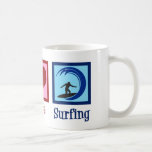 Caneca De Café Surfe de Amor pela Paz<br><div class="desc">Presente para surfar no Peace Love. Um incrível design de surfe com um sinal de paz,  coração e um surfista legal em uma prancha de surfe cavalgando ondas azuis. Adoro ir ao oceano quando o surf é selvagem.</div>