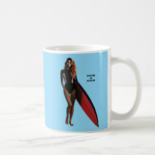 Caneca De Café Surfista da Mulher na Praia com seu URM surfboard