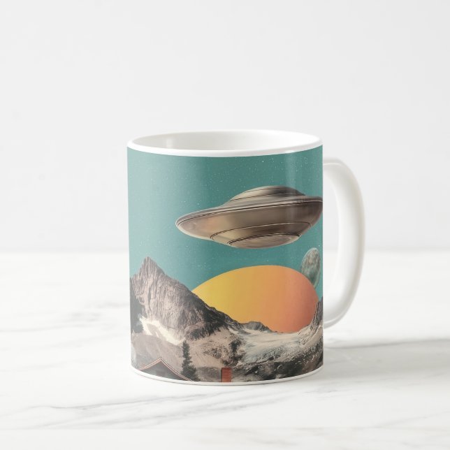 Caneca De Café Surreal UFO Over Rustic House (Frente Esquerda)