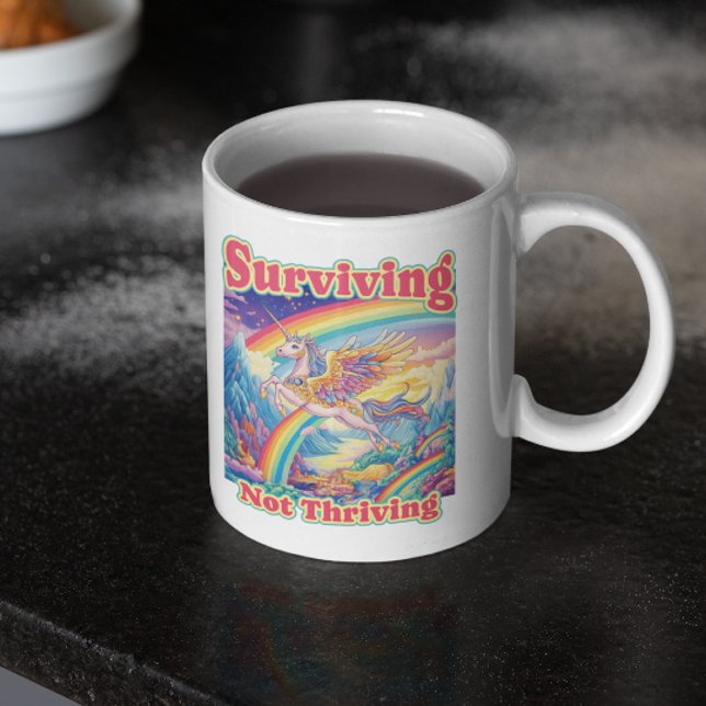Caneca De Café Surviving Not Thriving – Rainbow Unicorn Mug (Criador carregado)