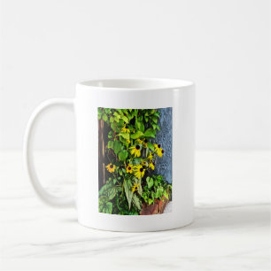 Caneca De Café Suspeitos De Olho Negro Por Parede De Pedra