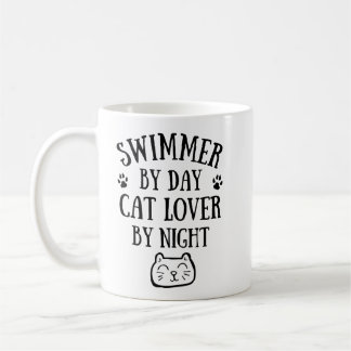 Caneca De Café Swimmer by day. Cat lover by night.