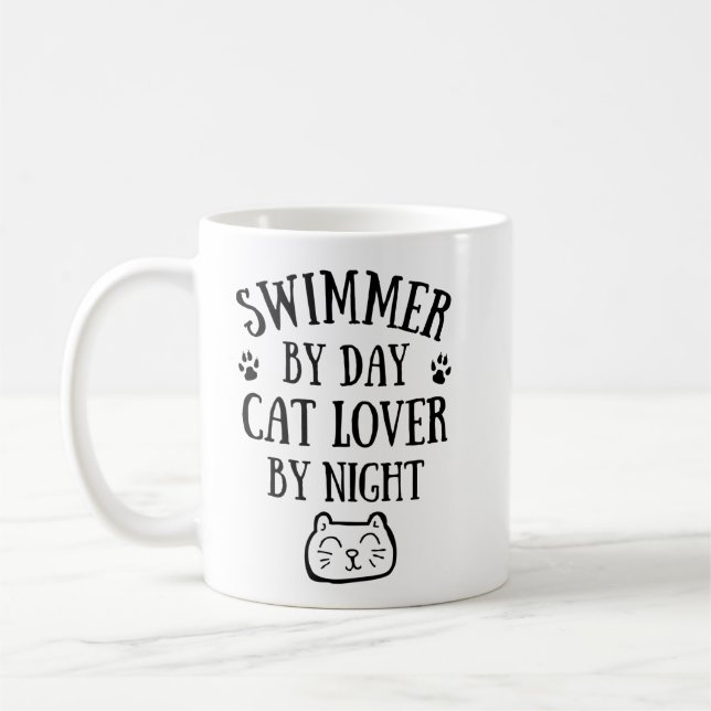 Caneca De Café Swimmer by day. Cat lover by night. (Esquerda)