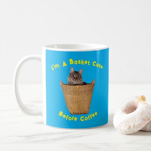 Caneca De Café Tabby Cat diz que sou um caso antes do café (Com Donut)