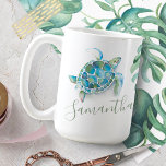 Caneca De Café Tartaruga Costeira Azul e Verde do Mar Personaliza<br><div class="desc">Adicione o estilo da ilha tropical a sua casa com a minha caneca personalizada na praia, apresentando uma réplica da minha mão original pintada de tartaruga-d'água e folhas de palma da monstera em tons de azul, verde e turquesa. Seu nome é escrito em tipografia de script escrita à mão. Faz...</div>