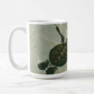 Caneca De Café Tartaruga de mar do bebê que nada para fora ao ma