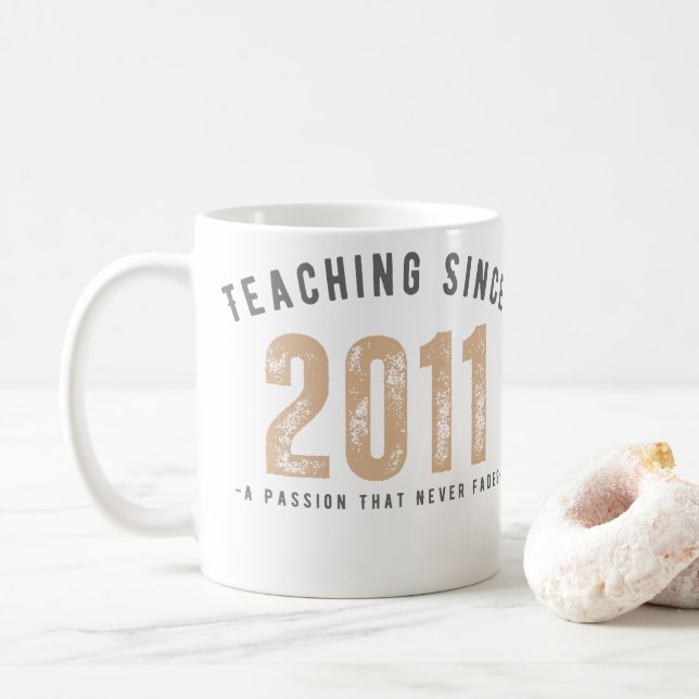 Caneca De Café Teacher mug | Teaching since 2011 (Com Donut)
