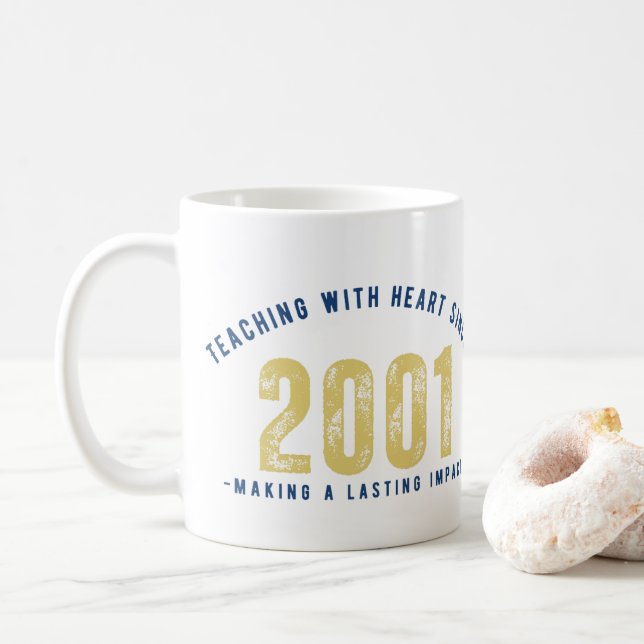 Caneca De Café Teacher Mug - Teaching with Heart Since 2001 (Com Donut)