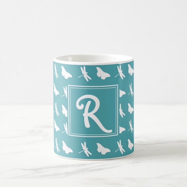 Caneca De Café Teal Butterfly and Dragonfly Pattern Monogram (Centro)