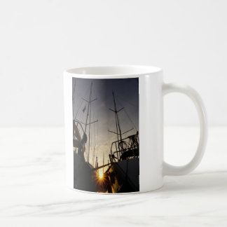 Caneca De Café Tegenlicht bij 2 zeilboten in de haven.