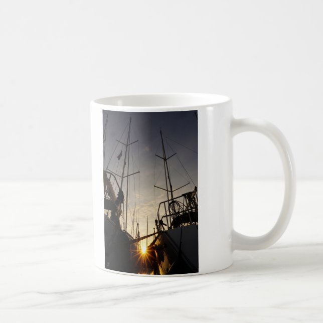Caneca De Café Tegenlicht bij 2 zeilboten in de haven. (Direita)