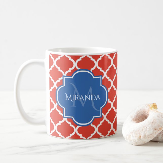 Caneca De Café Tendência Vermelho Quatrefoil Azul Monograma e Nom (Com Donut)