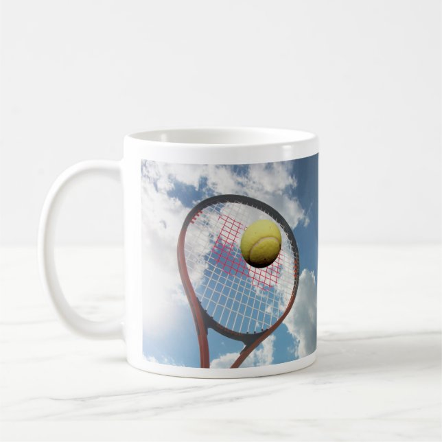 Caneca De Café Tênis Racket e Ball no Ar, Blue Cloudy Sky (Esquerda)
