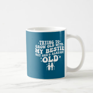 Caneca De Café Tentando envelhecer com minha melhor amiga, mas el