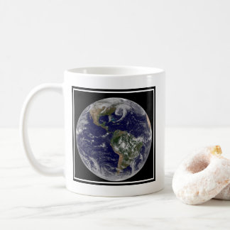Caneca De Café Terra cheio Mostrando Sistemas De Baixa Pressão.