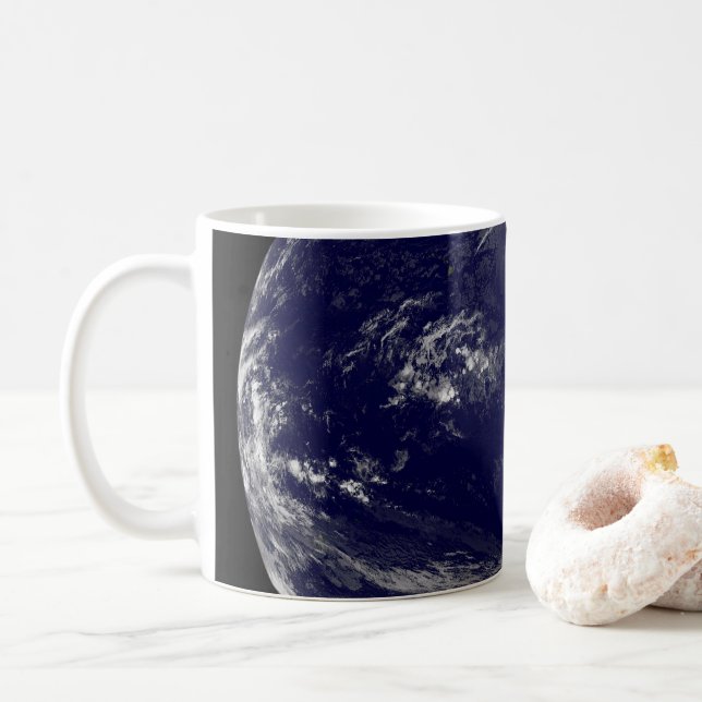Caneca De Café Terra Com Três Ciclones Tropicais No Pacífico. (Com Donut)