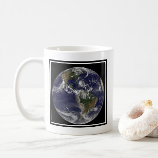 Caneca De Café Terra De cheio Com O Furacão Irene Sobre As Bahama