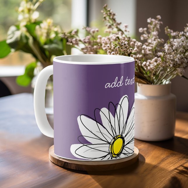 Caneca De Café Texto Personalizado da Margarida Esbranquiçada e A (Whimsical Daisy Mug with an area for text such as a name or other fun event)