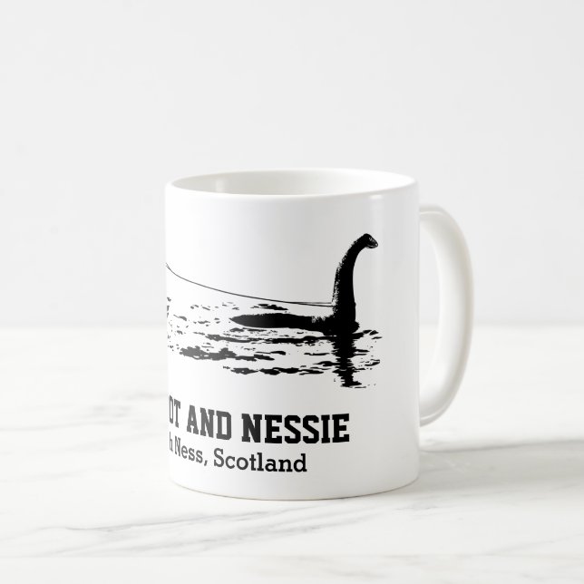 Caneca De Café Texto personalizado do Pé-Grande e Nessie Loch Nes (Frente Esquerda)