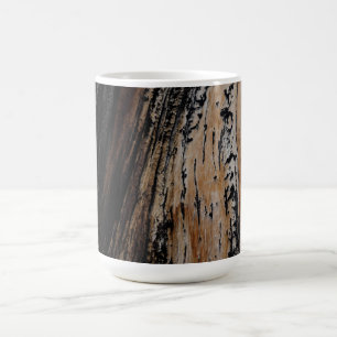 Caneca De Café Textura legal do tronco da árvore queimada
