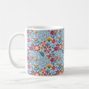 Caneca De Café Textura perfeita com flores e borboletas. Fim