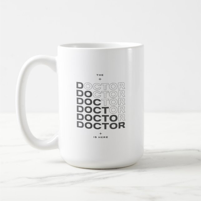 Caneca De Café The Doctor Is Here Minimal Text Design (Esquerda)